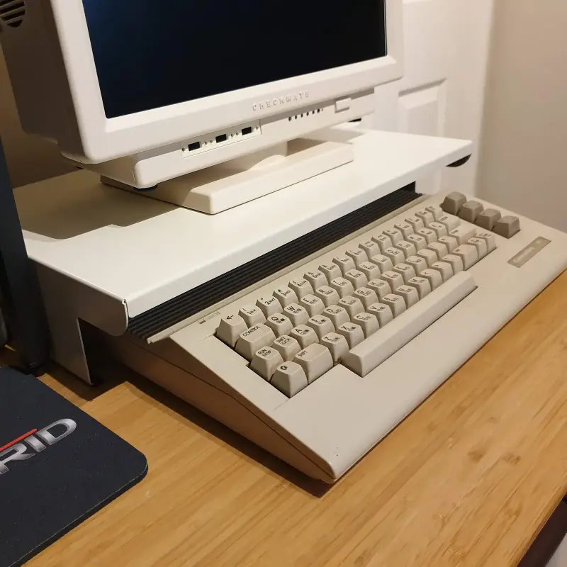 Checkmate Garage in Oyster White: sturdy monitor stand